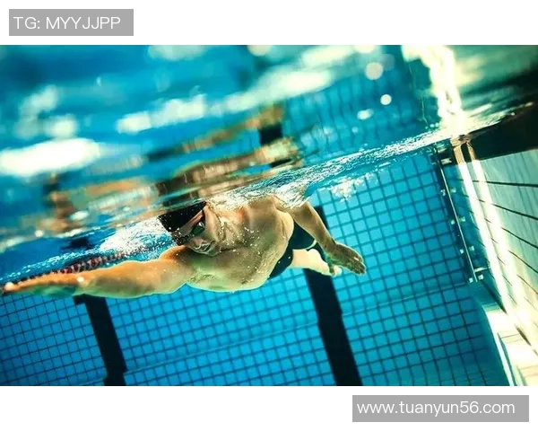 游泳训练技巧全解析：从基础动作到提高耐力的全面指南